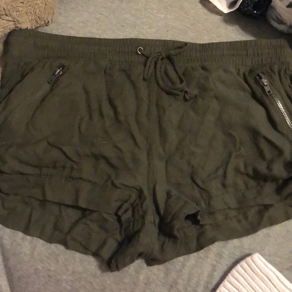 women’s army green loose shorts - Picture 1 of 3